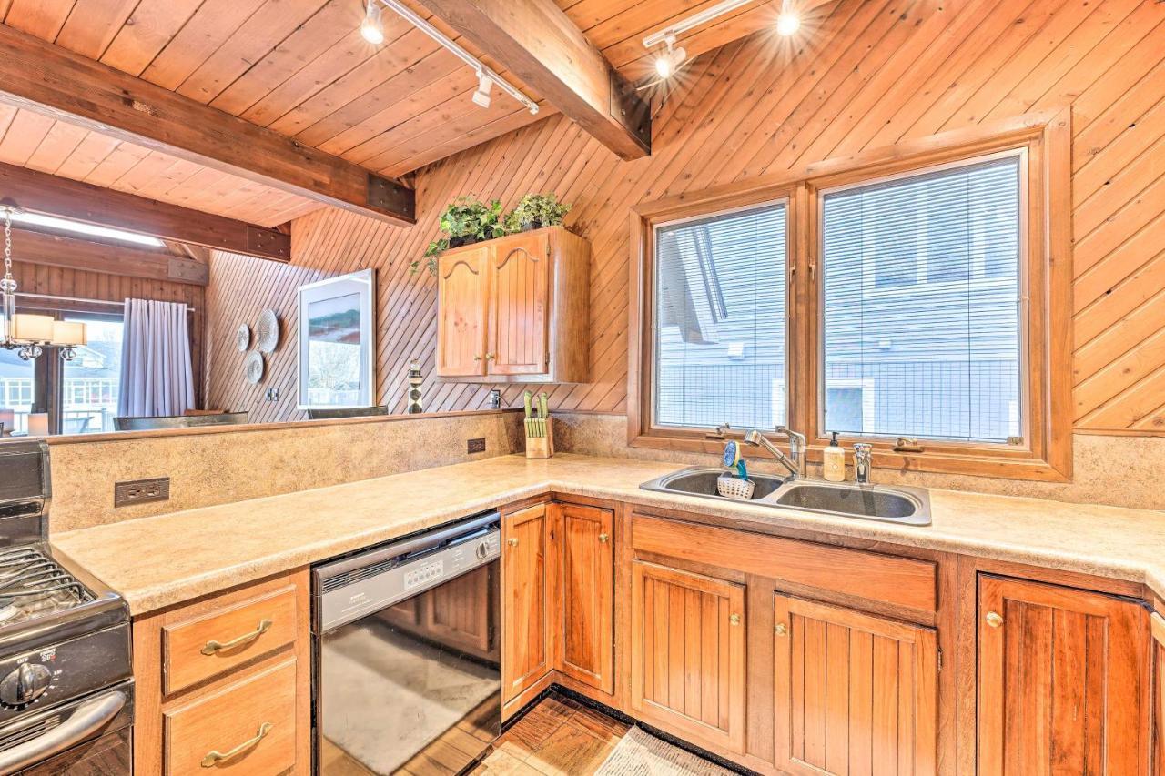 Spacious Syracuse Getaway With Waterfront Deck! Exteriör bild